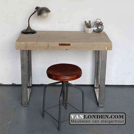 Steigerhouten bureau Silvya met stalen poten