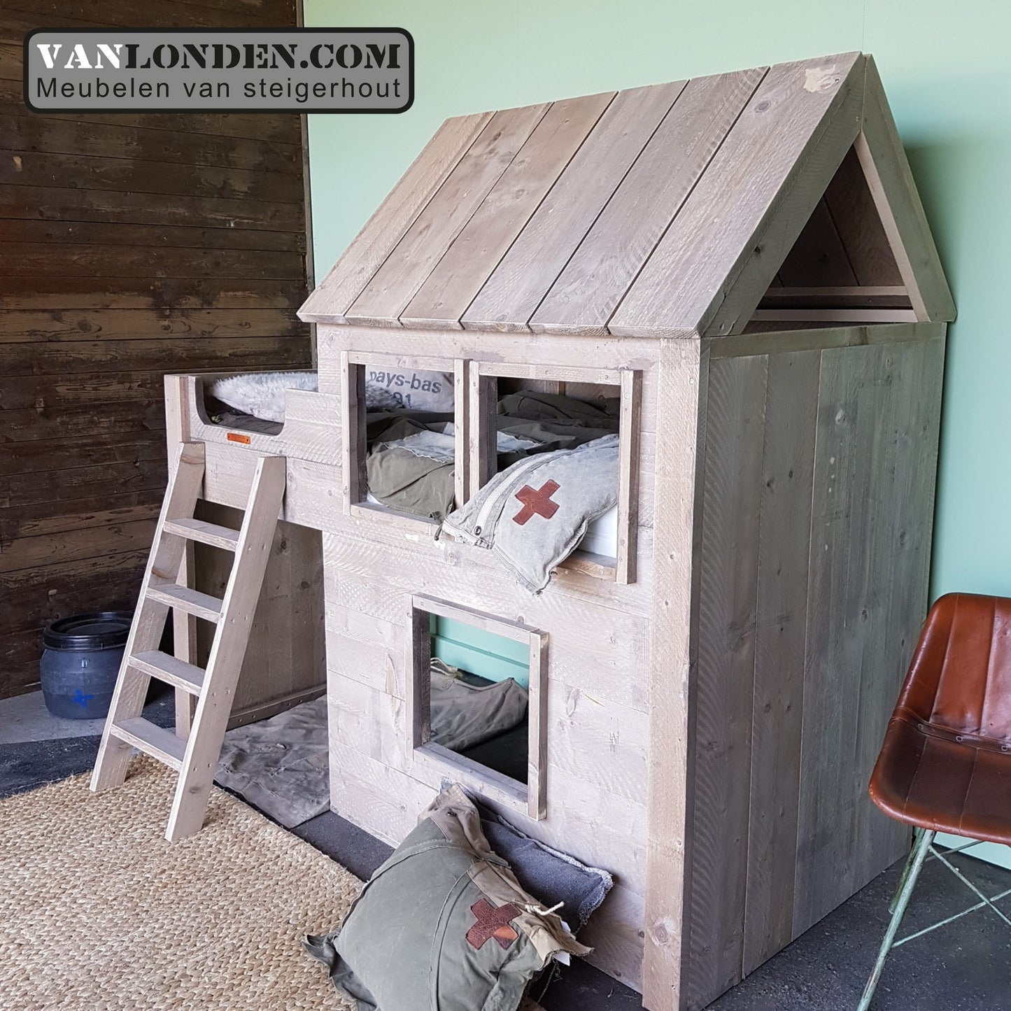 Steigerhouten halfhoogslaper met huisje Joanneke