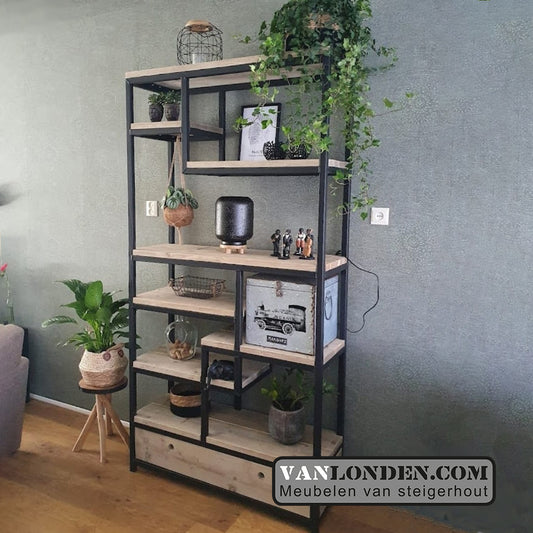 Steigerhouten vakkenkast Dani met stalen frame