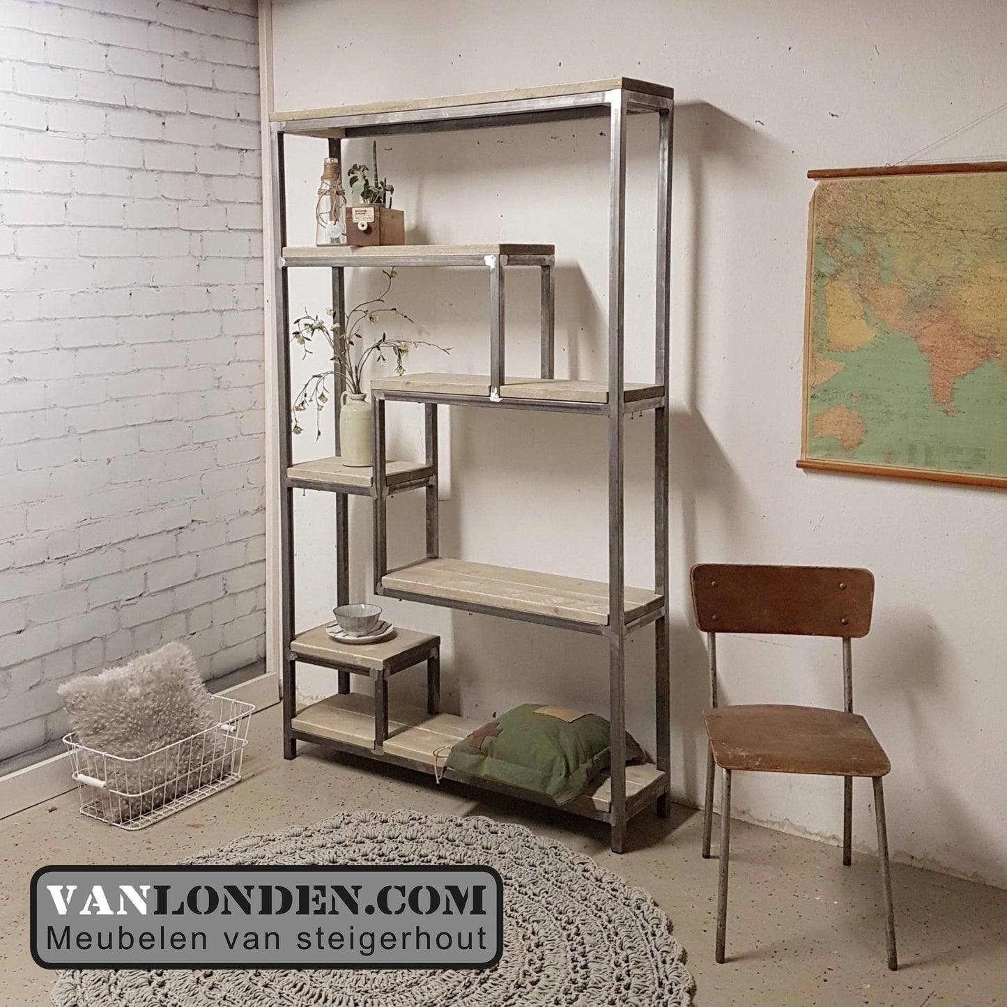 Steigerhouten vakkenkast Lizzy met stalen frame