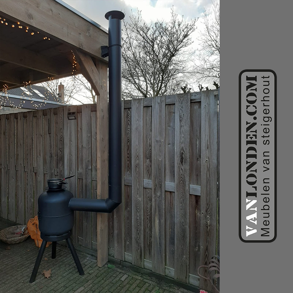 Outdoor houtkachel van dikbuik gasflessen