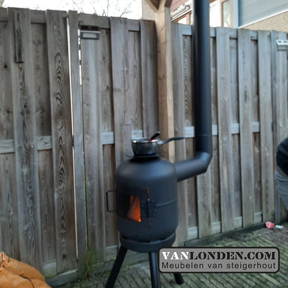 Outdoor houtkachel van dikbuik gasflessen