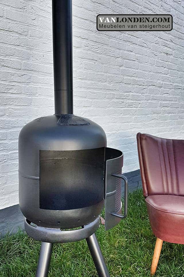Outdoor houtkachel van dikbuik gasflessen