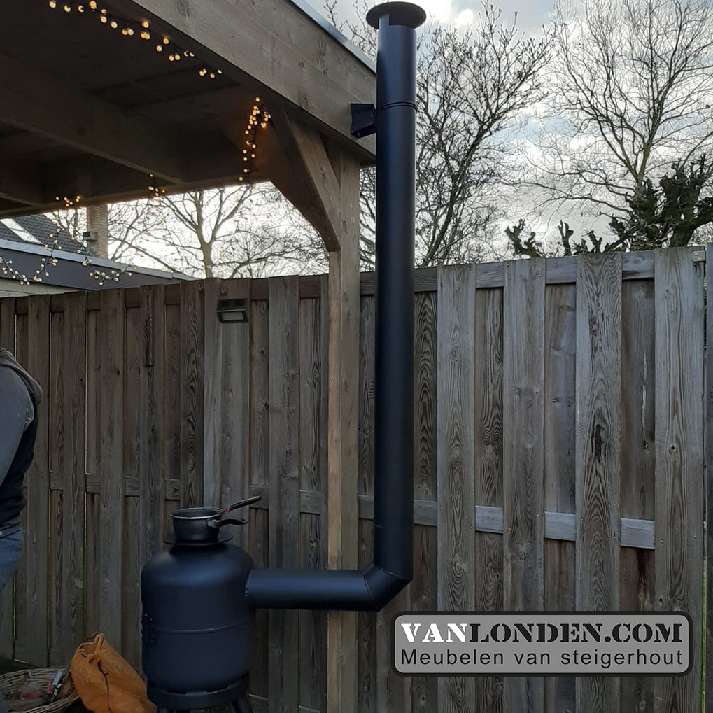 Outdoor houtkachel van dikbuik gasflessen