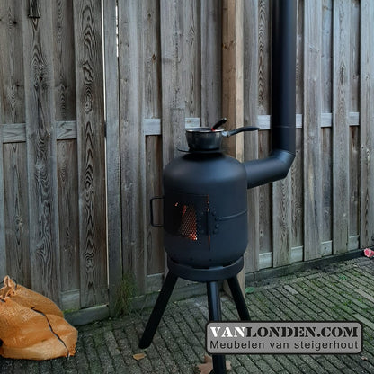 Outdoor houtkachel van dikbuik gasflessen