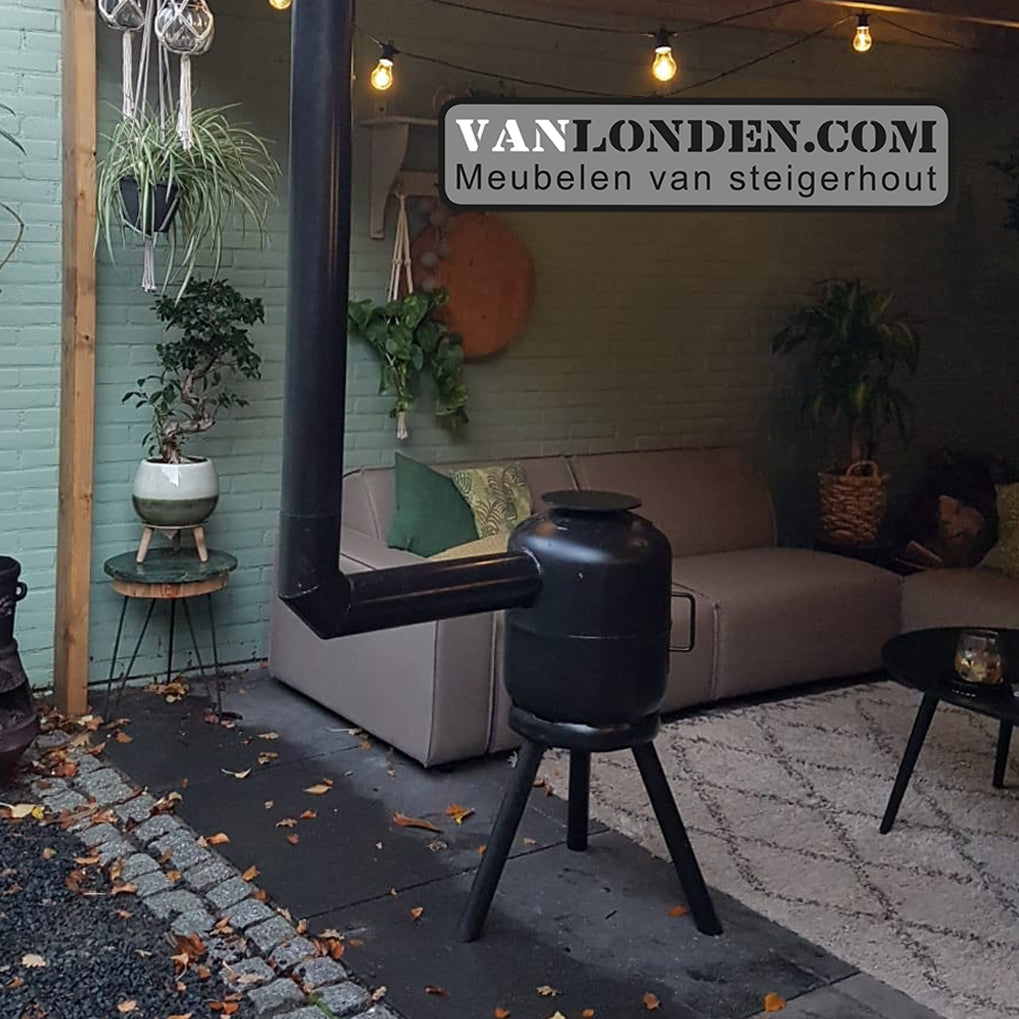 Outdoor houtkachel van dikbuik gasflessen