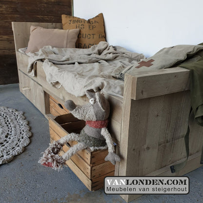 Steigerhouten bed met lades en kistjes Ole