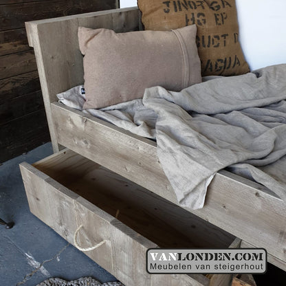 Steigerhouten bed met lades en kistjes Ole