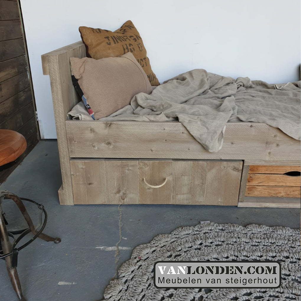 Steigerhouten bed met lades en kistjes Ole