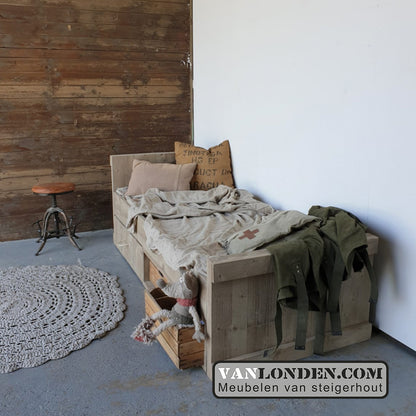 Steigerhouten bed met lades en kistjes Ole