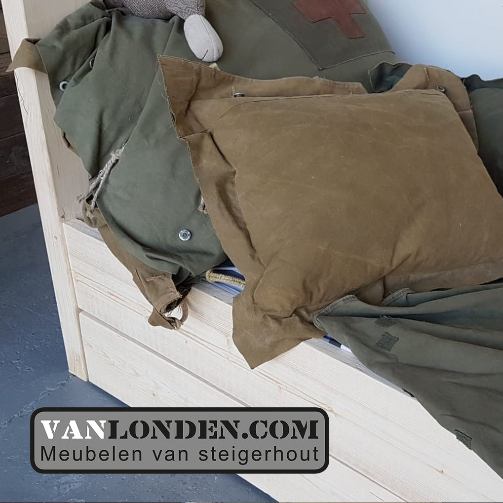 Steigerhouten bed muis