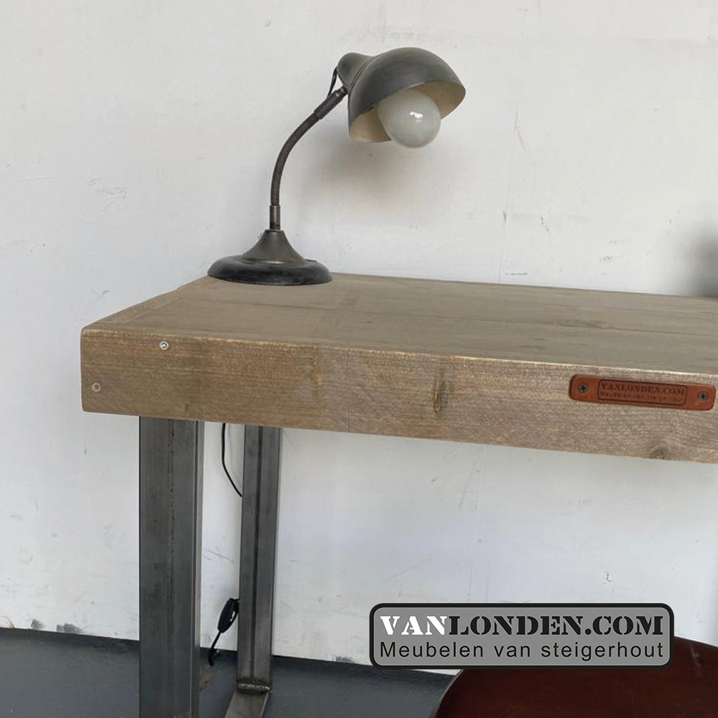 Steigerhouten bureau Silvya met stalen poten