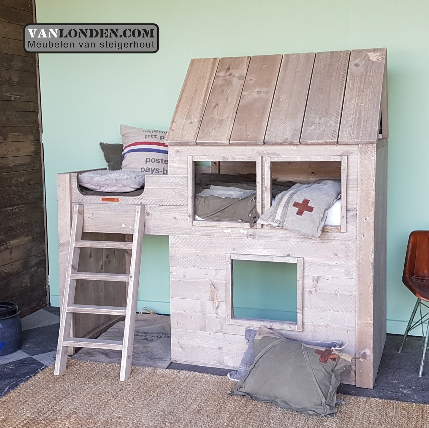 Steigerhouten halfhoogslaper met huisje Joanneke