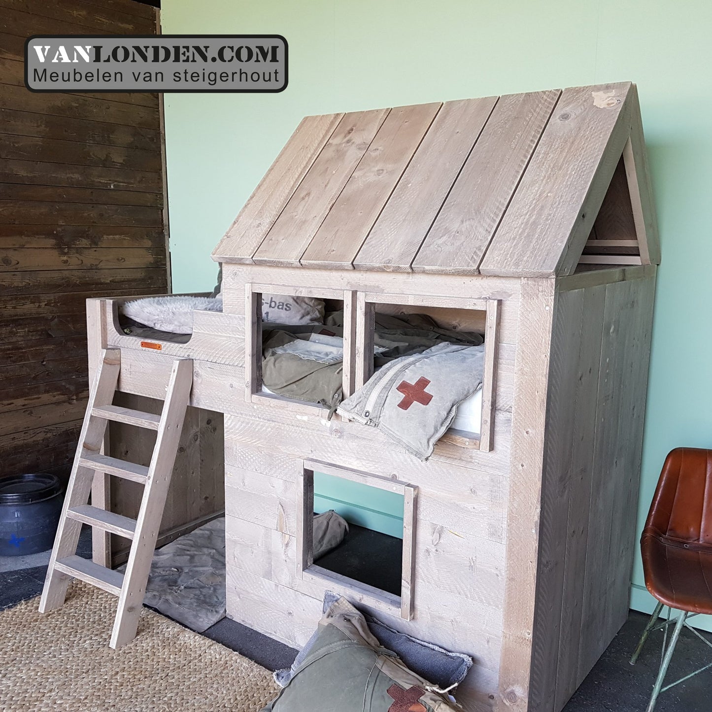 Steigerhouten halfhoogslaper met huisje Joanneke