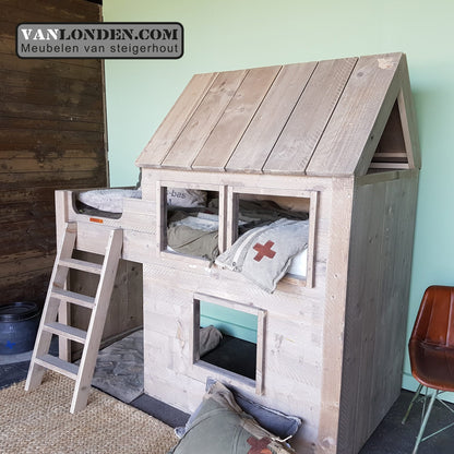 Steigerhouten halfhoogslaper met huisje Joanneke