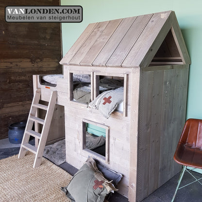 Steigerhouten halfhoogslaper met huisje Joanneke