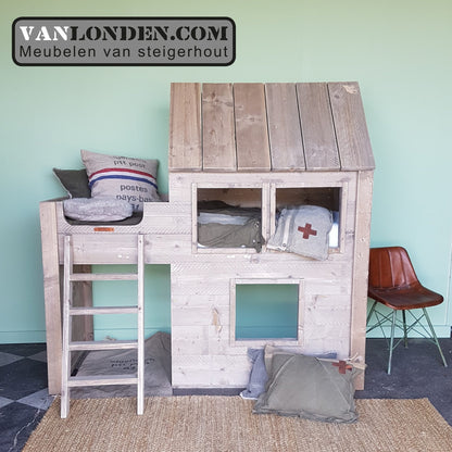 Steigerhouten halfhoogslaper met huisje Joanneke