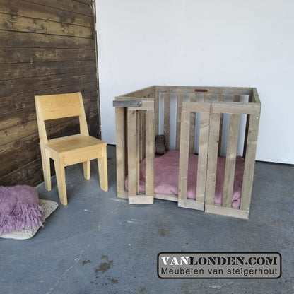 Steigerhouten hondenbench Chip