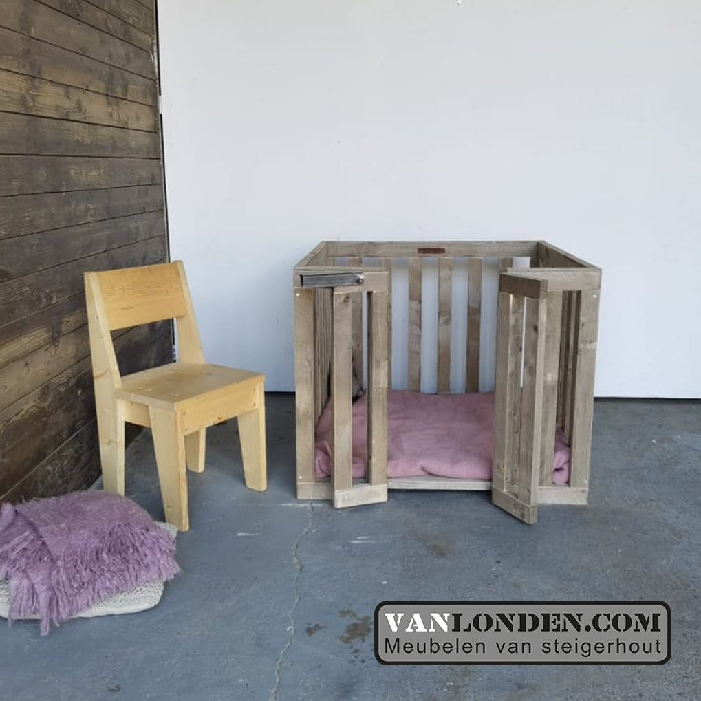 Steigerhouten hondenbench Chip