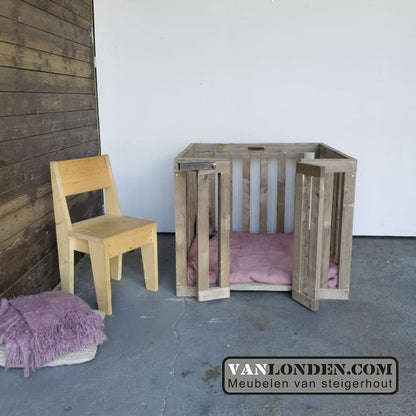 Steigerhouten hondenbench Chip