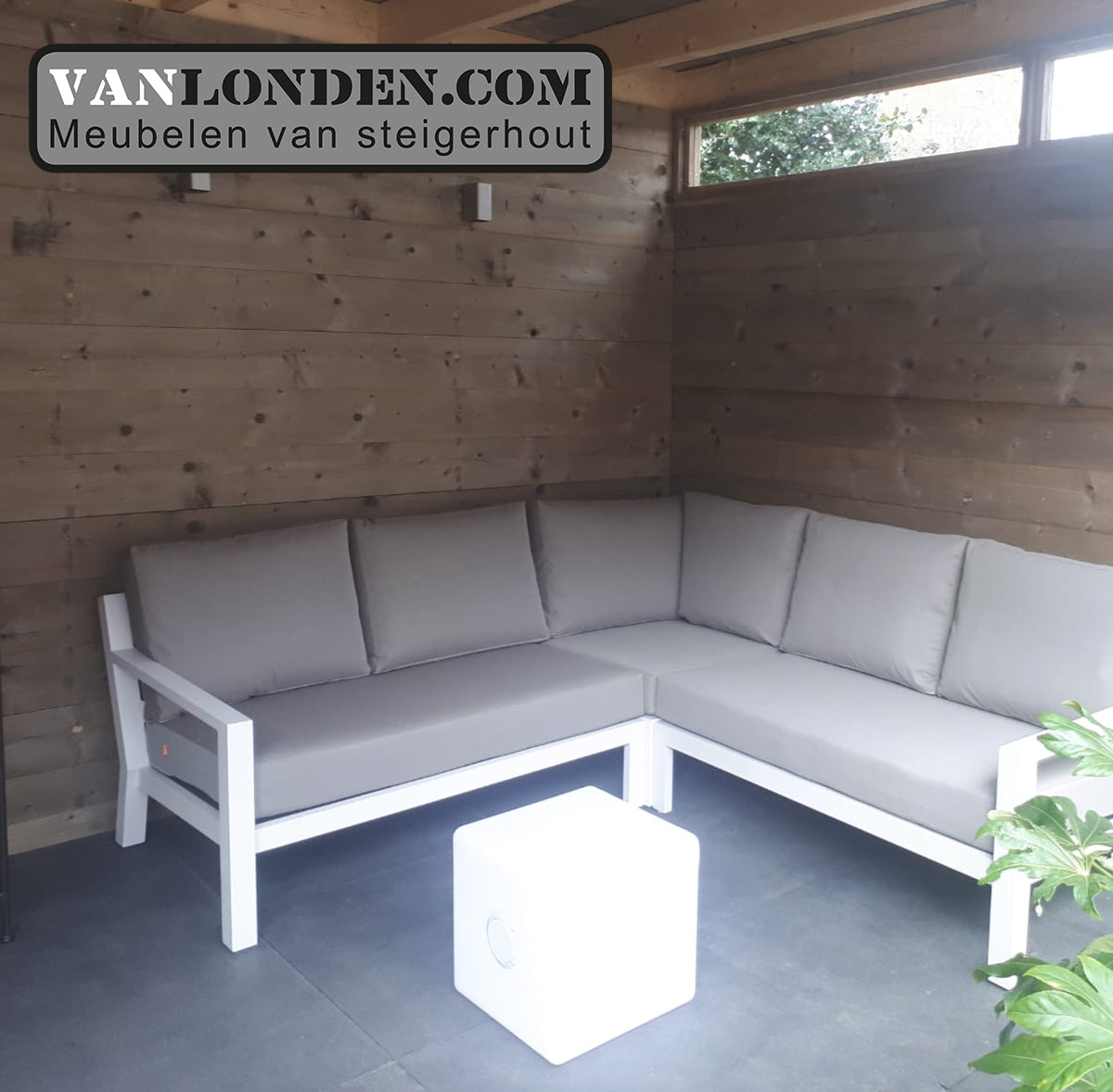 Steigerhouten overkapping met barndeur