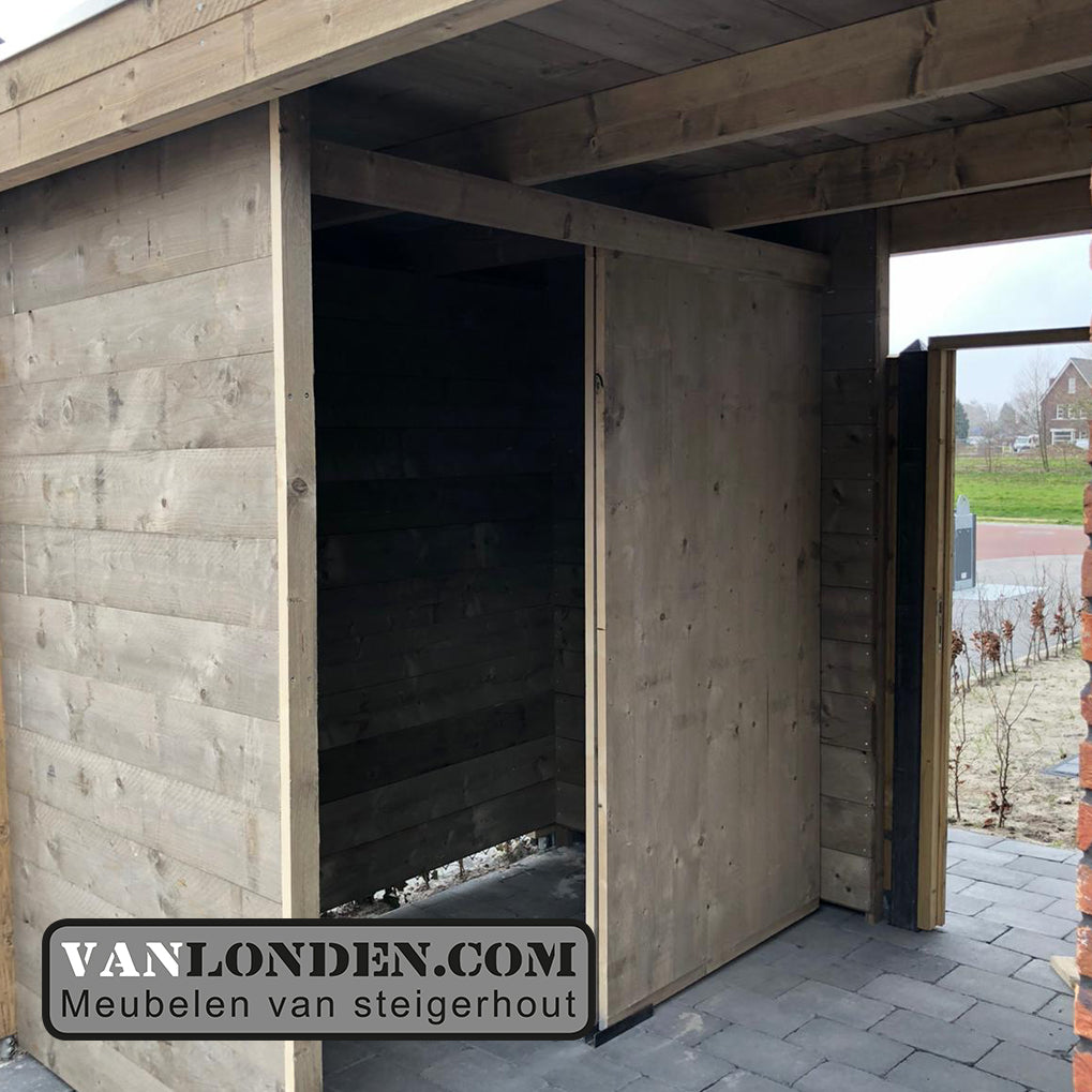 Steigerhouten overkapping met schuur