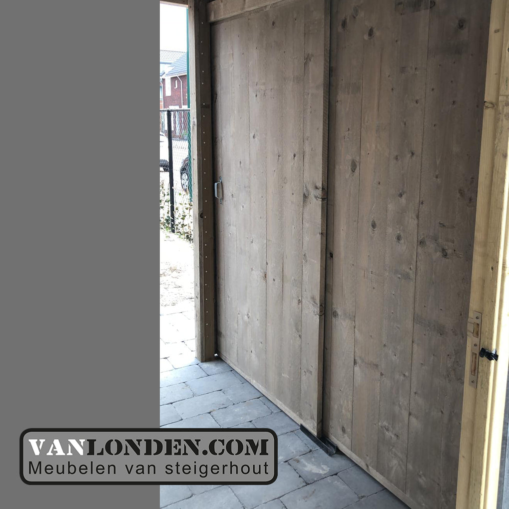 Steigerhouten overkapping met schuur