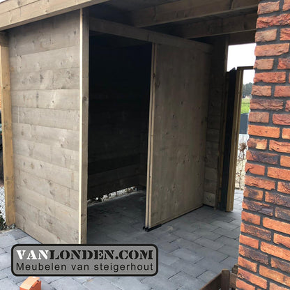Steigerhouten overkapping met schuur