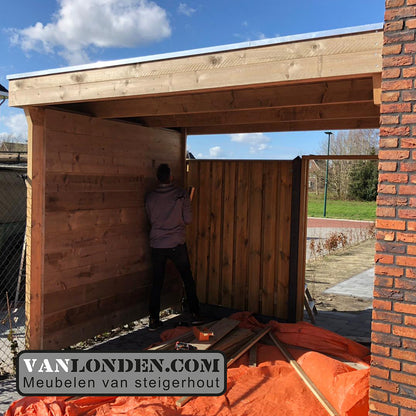 Steigerhouten overkapping met schuur