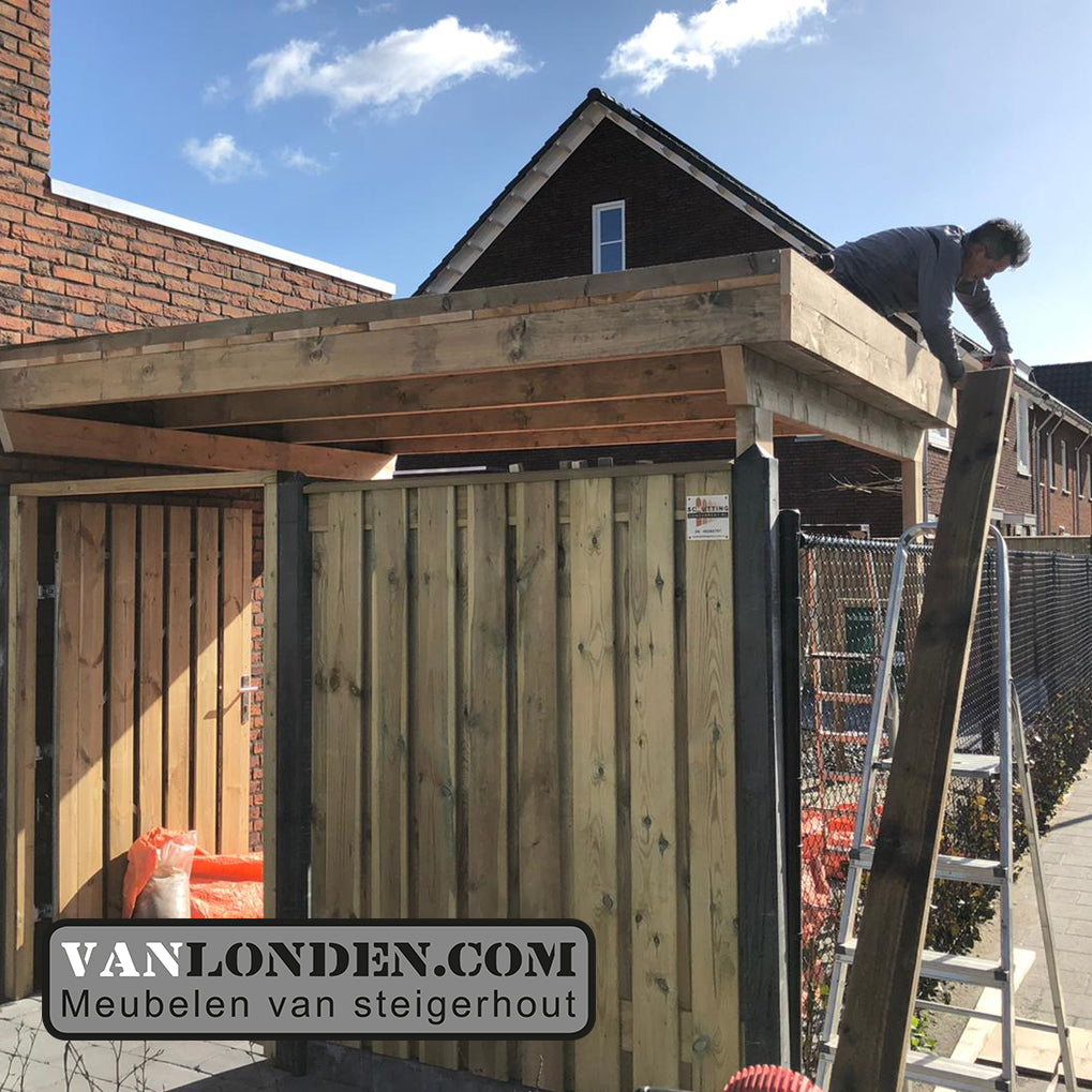 Steigerhouten overkapping met schuur