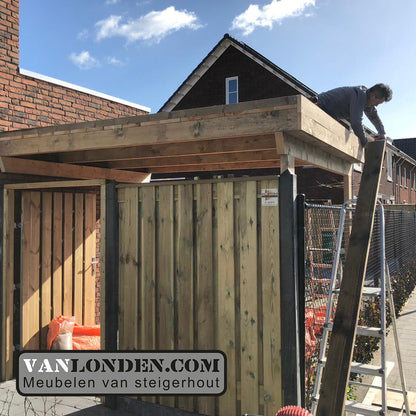 Steigerhouten overkapping met schuur