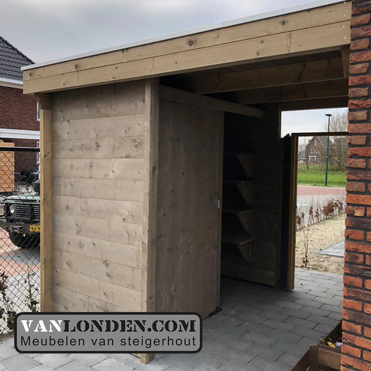 Steigerhouten overkapping met schuur