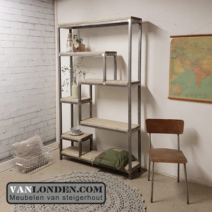Steigerhouten vakkenkast Lizzy met stalen frame