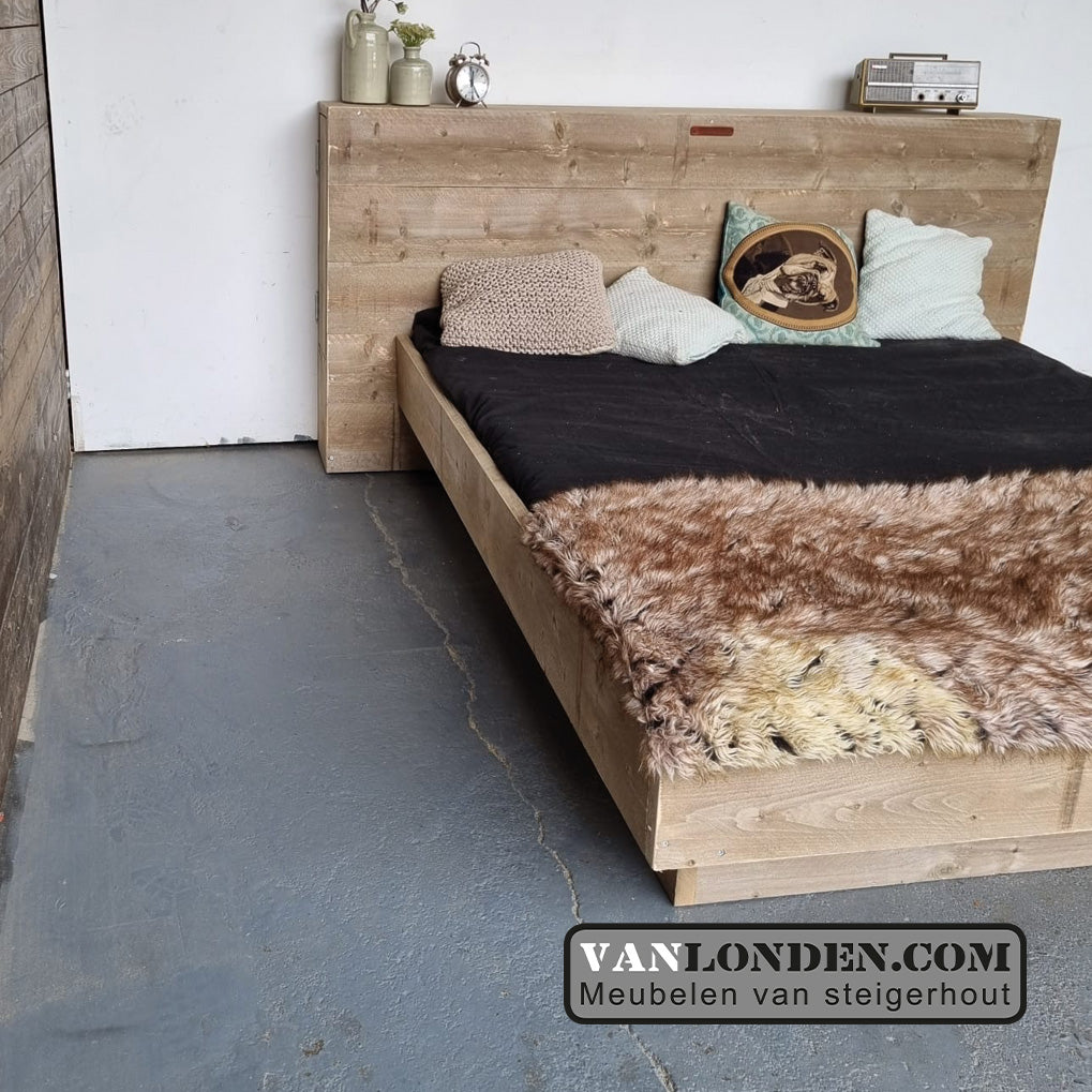Steigerhouten zwevend tweepersoonsbed met hoofdbord Jannes