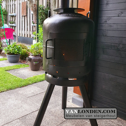 Outdoor houtkachel van dikbuik gasflessen