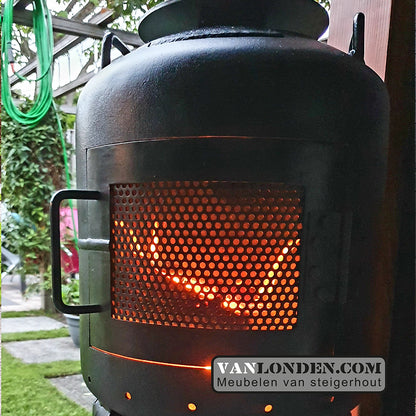 Outdoor houtkachel van dikbuik gasflessen