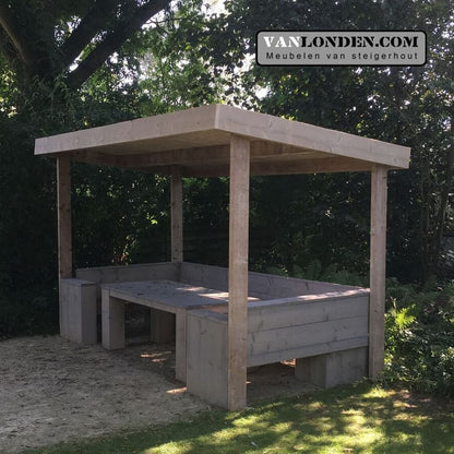 Steigerhouten overkapping met bank en tafel
