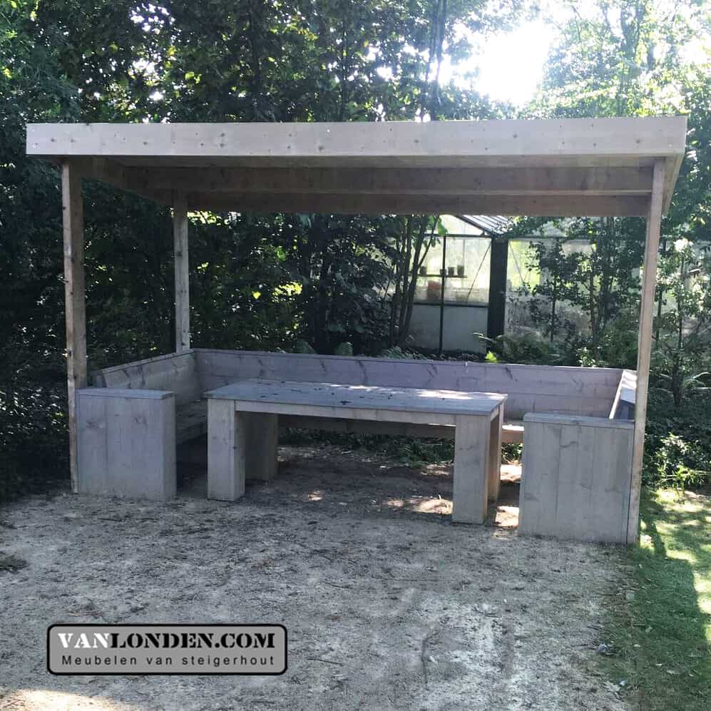 Steigerhouten overkapping met bank en tafel