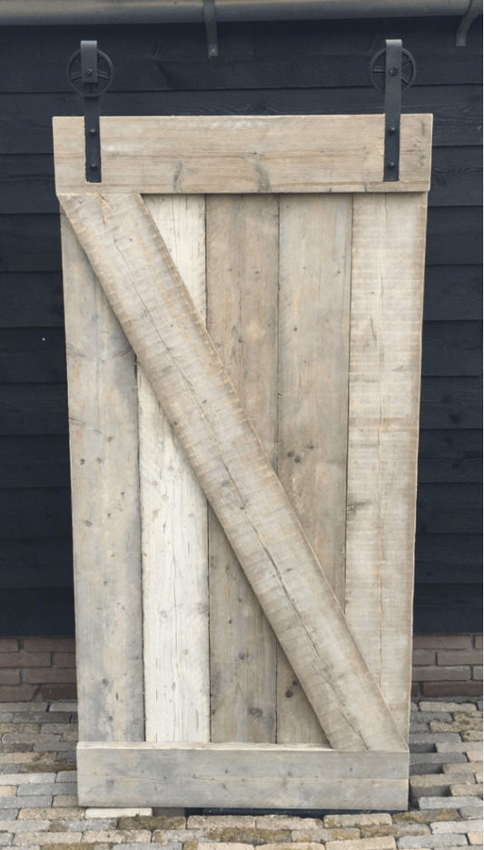 Schuifdeur van steigerhouten planken